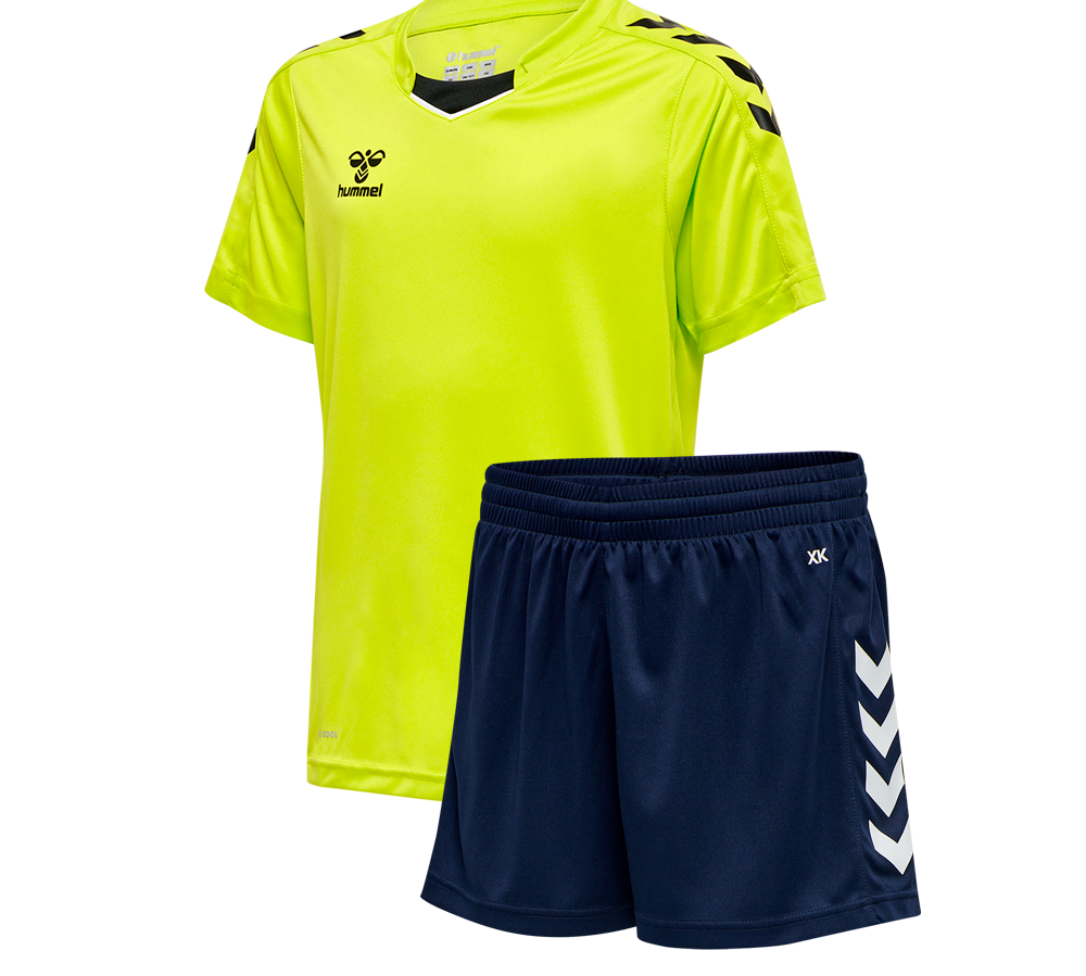 Neon-gul sports T-shirt og mørkeblå shorts i et enkelt, moderne sæt. T-shirten har V-hals, korte ærmer og diskrete logoer på bryst og skuldre, mens shortsene har elastisk talje og karakteristiske chevron-striber langs siderne. Materialet virker let og åndbart med en glat, svedtransporterende overflade, designet til træning og holdkampe, hvor synlighed og bevægelsesfrihed er i fokus.