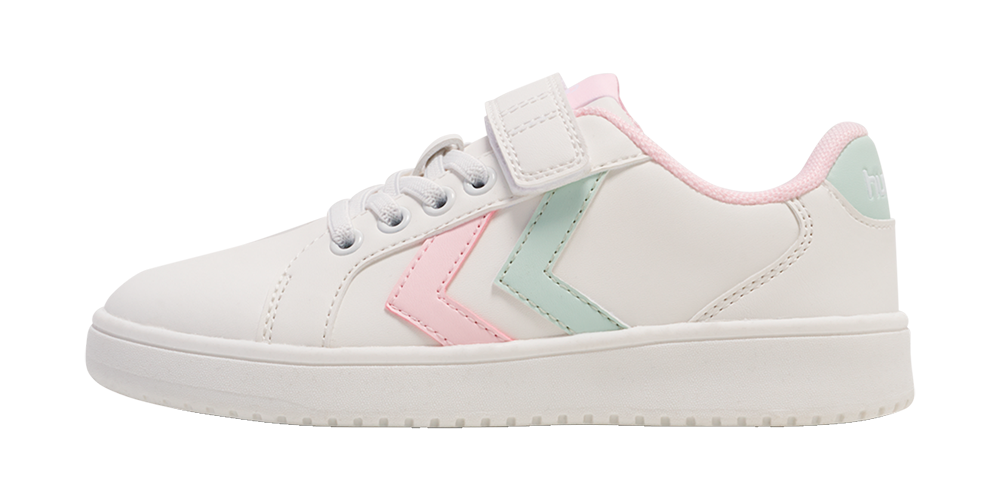 Den hvide sneakers har et enkelt og moderne design med bløde pastelfarver. Siden prydes af to chevronstriber i lyserød og mintgrøn, mens indersiden og hælkappen også har lyserøde detaljer. Skoen har snørebånd kombineret med en praktisk velcrorem for god pasform og nem lukning. Den lave profil og den tykke hvide sål giver et afslappet look, der passer til både hverdag og leg.