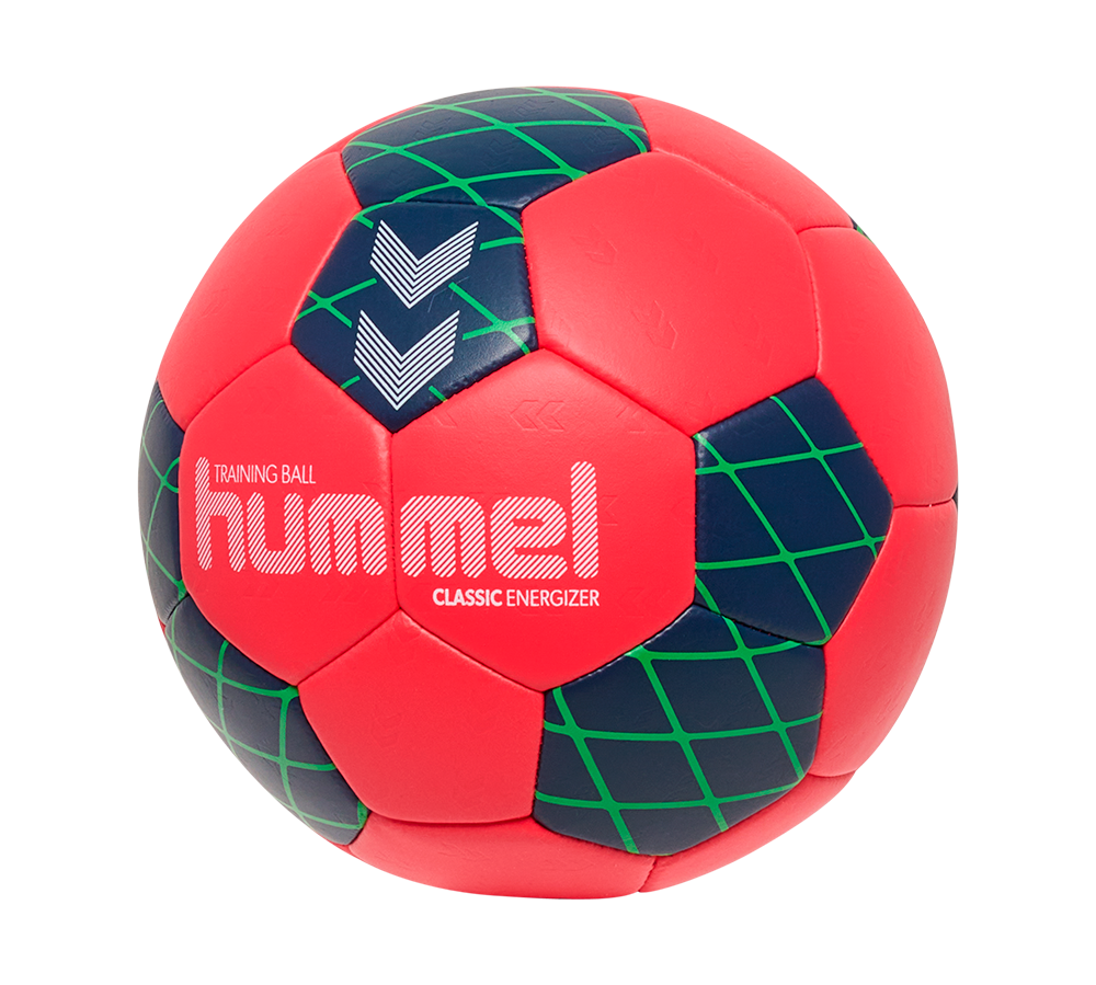 En farverig træningsbold i kraftig neonrød med mørkeblå paneler dekoreret med grønne gitterlinjer. Bolden har Hummel-logoet og teksten Training Ball Classic Energizer i hvid, og overfladen virker glat og let struktureret med synlige sømme mellem panelerne. Den ser solid og holdbar ud, velegnet til indendørs håndbold eller træning, og det høje farvekontrast gør den nem at se under kampe og øvelser.