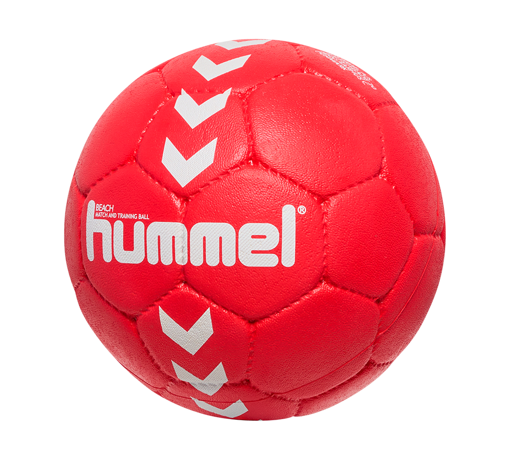 Et klart rødt træningsbold fra Hummel, designet til beach- og træningskampe. Boldens synlige syninger og seks- og femkantede paneler giver et klassisk, robust look, mens den matte, syntetiske overflade sikrer godt greb. Hvide Hummel-logoer og chevron-mønstre bryder farven og skaber kontrast. Bolden fremstår velpolstret og holdbar, egnet til både leg og intens træning på sand eller indendørs underlag.