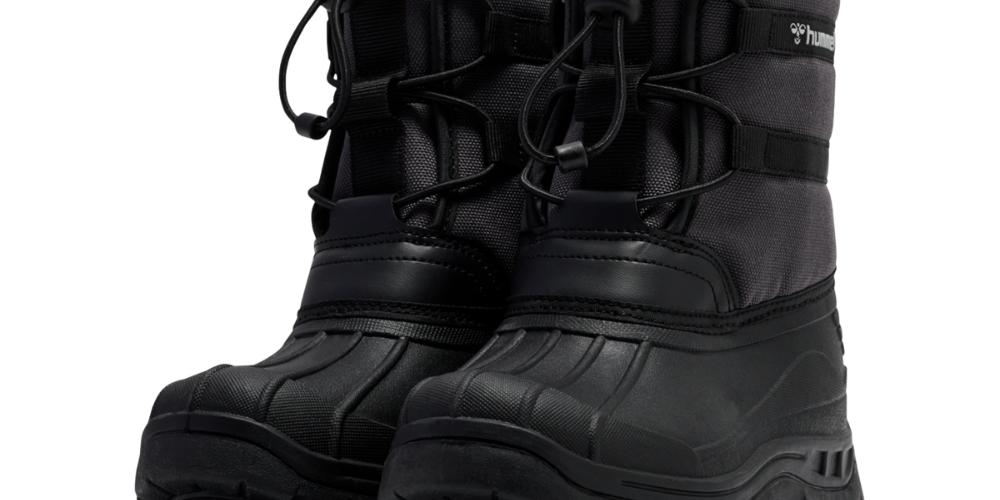 Et par robuste, sorte vinterstøvler i kraftigt materiale med skridsikker sål og forstærket tåparti. Støvlerne er ankelhøje med polstret skaft og elastiske snørebånd med lås, der sikrer tæt pasform. Designet kombinerer gummi nederst for vandtæthed og tekstil øverst for varme og bevægelsesfrihed. De fremstår praktiske og funktionelle til sne og regn, ideelle til udendørs aktiviteter i koldt vejr.