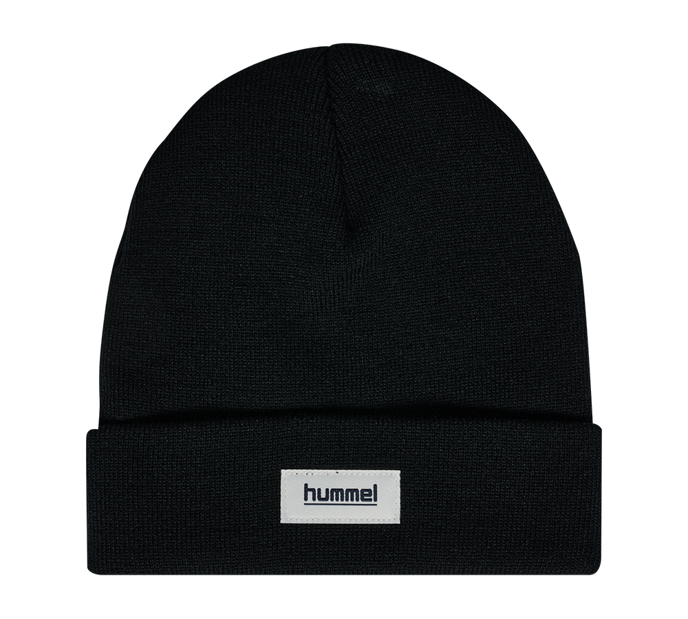 Sort strikhue med opbukket kant og hvid hummel-label på hvid baggrund.