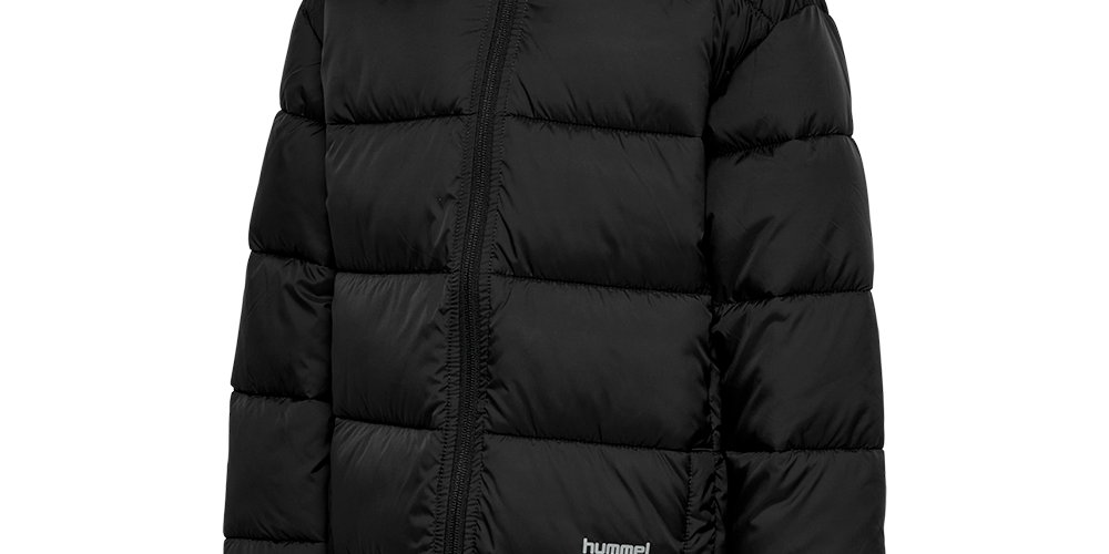 Denne sorte pufferjakke har brede, vandrette quiltede paneler, en høj ståkrave og en fuldlængde lynlås. Ærmerne afsluttes med elastiske kanter, og jakken har et diskret 'hummel'-logo ved venstre hofte. Den enkle og tidløse silhuet signalerer praktisk varme og komfort, hvilket gør jakken velegnet til hverdag og kølige dage. Det isolerende fyld giver god varme uden at virke klodset.