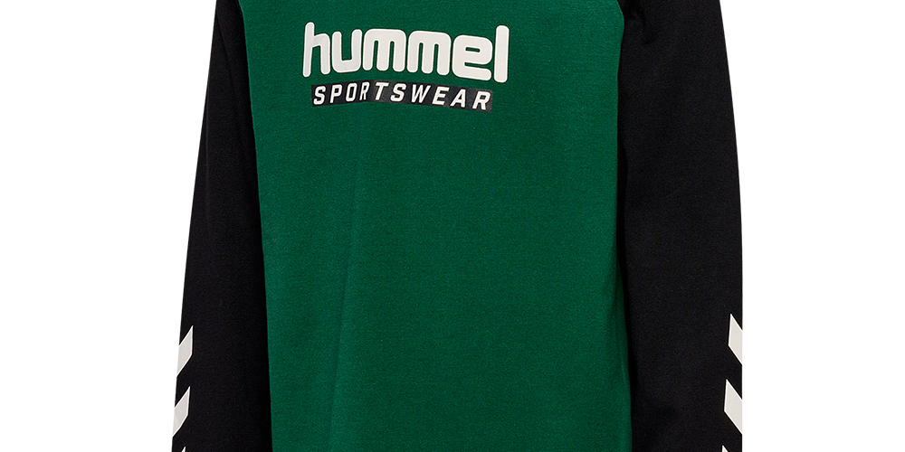 Langærmet T-shirt fra Hummel i sporty design: mørkegrøn front og sorte raglanærmer. Hvidt "hummel SPORTSWEAR"-logo er trykt centralt på brystet, og klassiske hvide chevrons pryder underarmene. Rund halsudskæring og afslappet pasform gør den velegnet til hverdag og træning. Materialet virker blødt og behageligt, ideelt til lag-på-lag eller som let sportstrøje i køligere vejr.
