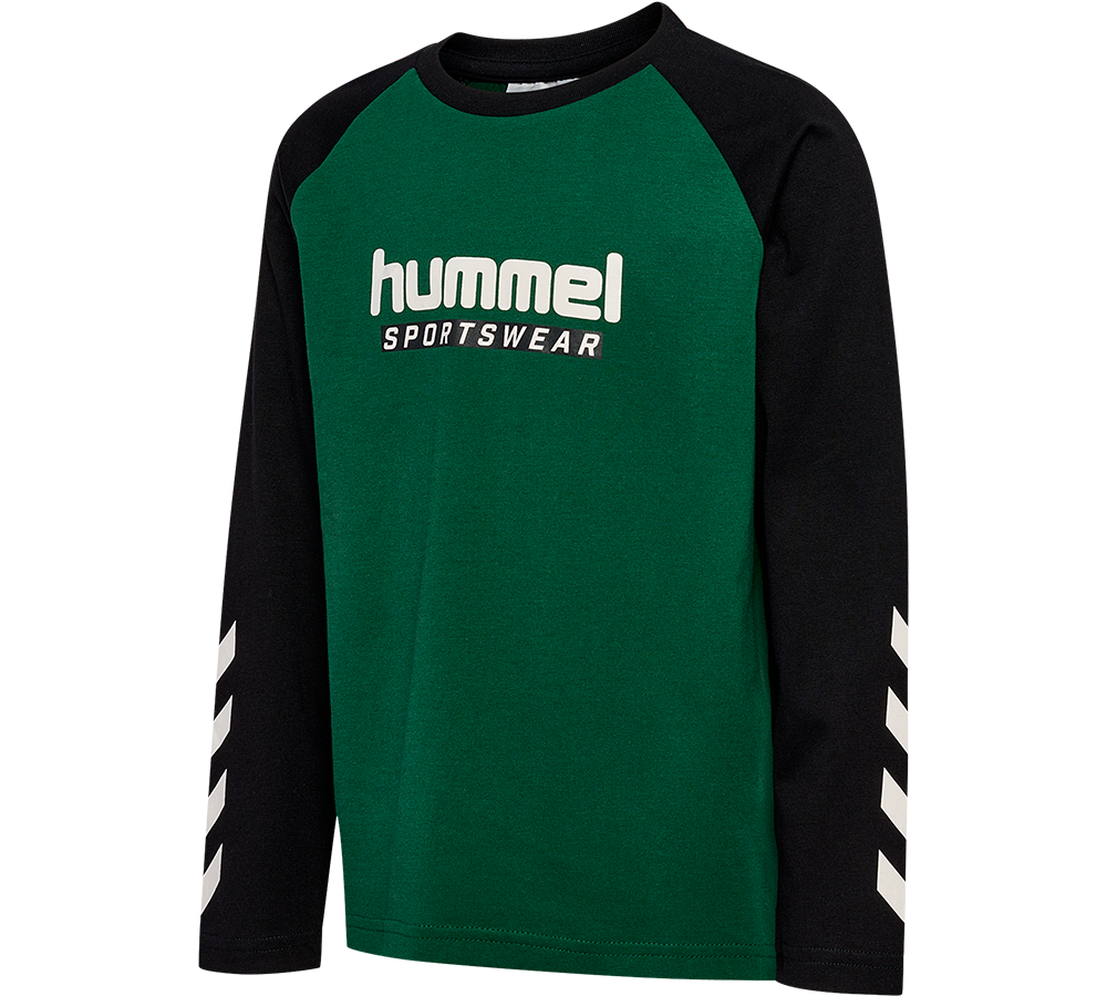Langærmet T-shirt fra Hummel i sporty design: mørkegrøn front og sorte raglanærmer. Hvidt "hummel SPORTSWEAR"-logo er trykt centralt på brystet, og klassiske hvide chevrons pryder underarmene. Rund halsudskæring og afslappet pasform gør den velegnet til hverdag og træning. Materialet virker blødt og behageligt, ideelt til lag-på-lag eller som let sportstrøje i køligere vejr.