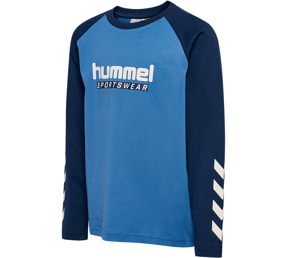 Blå Hummel-sweatshirt i sporty design med lange raglanærmer i mørkeblå og en lysere blå krop. Forstykket er prydet af det karakteristiske "hummel" logo og teksten "SPORTSWEAR", mens den ene ærme har hvide chevrons som grafisk detalje. Materialet virker blødt og behageligt til hverdagsbrug eller let træning, med en afslappet pasform og klassisk atletisk udtryk.