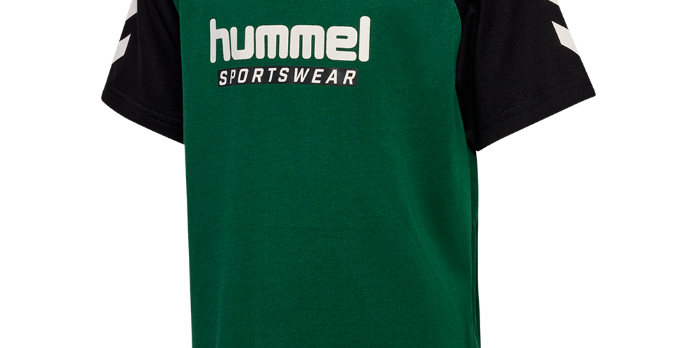 Grøn og sort Hummel T-shirt i sporty design med korte ærmer og kontrastfarvede raglanærmer. På brystet står det hvide "hummel sportswear"-logo, og ærmerne har de karakteristiske hvide chevrons. T-shirten fremstår enkel og moderne, egnet til træning eller fritid. Blødt, åndbart materiale og klassisk pasform gør den praktisk og stilfuld til daglig brug.