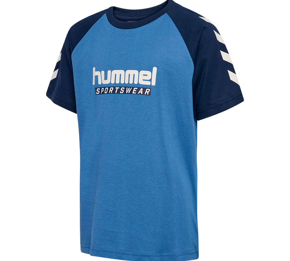 Blå hummel T-shirt med mørkeblå raglanærmer og rund hals. Fronten prydes af hvidt "hummel SPORTSWEAR"-logo, mens de ikoniske hvide chevrons på ærmerne giver et sporty udtryk. T-shirten har enkelt, tidløst design og ser ud til at være fremstillet i blødt, åndbart bomuldsblanding. Velegnet som hverdagstøj eller til træning, kombineres nemt med jeans eller træningsbukser for et afslappet look.