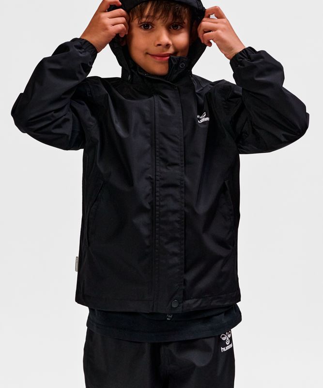 hummel-jr-nessi-rain-suit-livsstil.png