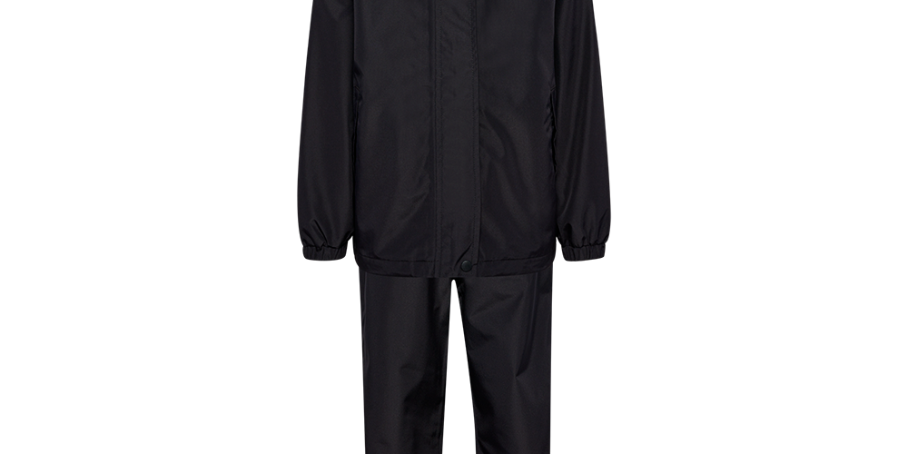 Sort regnsæt bestående af jakke med hætte og matchende bukser. Materialet virker glat og vandafvisende, med skjult lynlås og trykknapsmekanisme foran. Jakken har elastiske manchetter og en diskret logotryk på brystet, mens bukserne har elastik i talje og benafslutning for god pasform. Et enkelt, funktionelt sæt der passer til vådt vejr og gør det nemt at holde tøjet tørt ved udendørsaktiviteter.