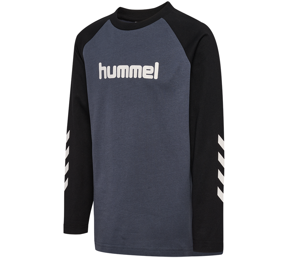 Langærmet t-shirt med blå front, hvidt hummel-logo og sorte ærmer med hvide pile på hvid baggrund.