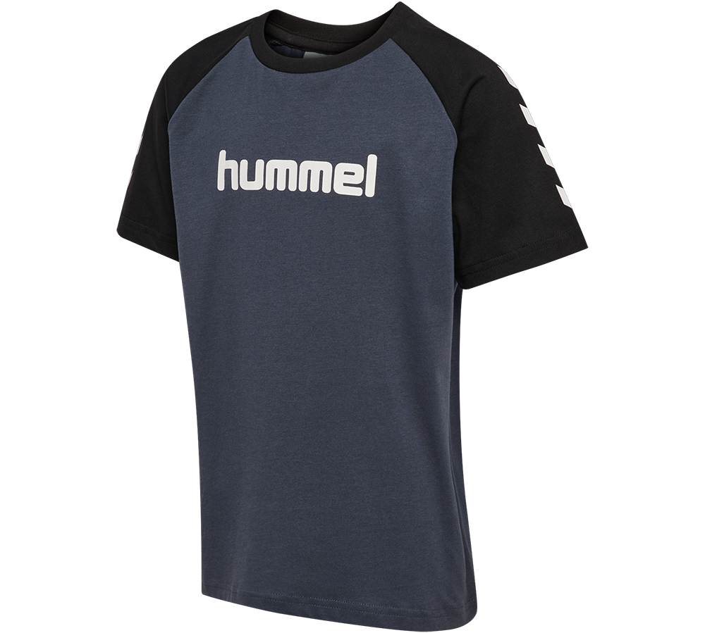 T-shirt mørkeblå med sorte raglanærmer, hvidt hummel-logo og hvide pile på ærmet, hvid baggrund.