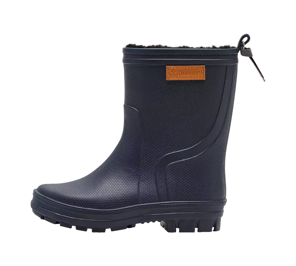 Disse robuste Hummel Jr Thermo Boot Warm termostøvler er designet til at holde dit barns fødder varme og tørre under alle vintervejr. Støvlerne er fremstillet i slidstærkt TPR-materiale og har et højt skaft med en praktisk hælstrop forsynet med en refleksdetalje, der øger synligheden og sikkerheden. Med et tykt, foret indre og en isolerende bund er de perfekte til legeaktiviteter i frost, sne eller sjap.