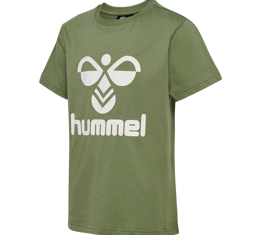 Olivengrøn, kortærmet T-shirt med rund hals og afslappet pasform. Et stort hvidt hummel-logo i grafisk design pryder brystet og giver et sporty, moderne udtryk. T-shirten virker fremstillet i blød bomuld eller en bomuldsblanding med tydelige syninger ved ærmer og kant. Enkel og alsidig, perfekt til hverdagsbrug, layering og lette udendørsaktiviteter, nem at kombinere med jeans eller shorts.