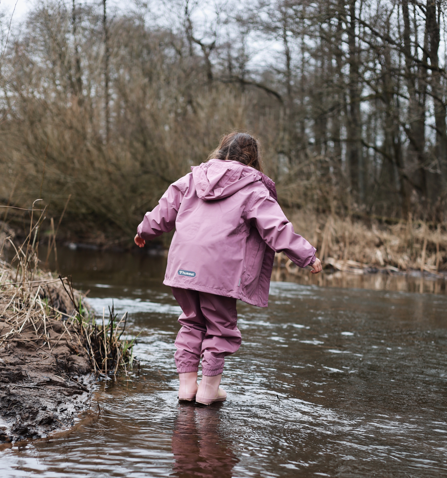 hummel-nessie-rainsuit-lyseroed-livsstil_6.png