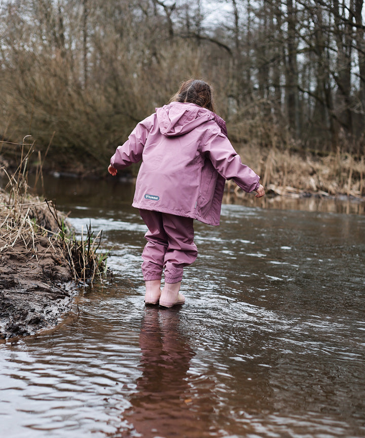 hummel-nessie-rainsuit-lyseroed-pige-regnsaet-livsstil-1.jpg