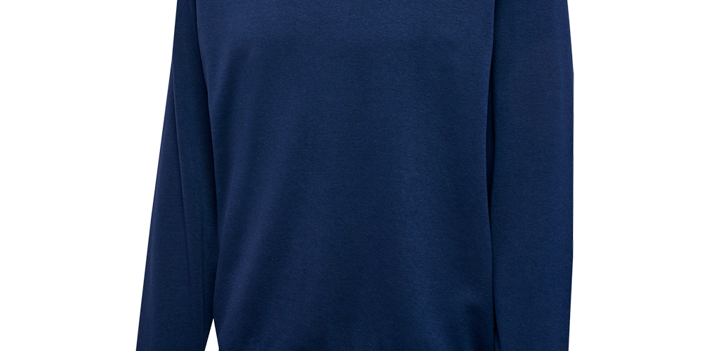 En enkel og moderne sweatshirt i dyb marineblå med rund hals og lange ærmer. Sweatshirten har ribstrikkede manchetter og kant forneden samt et diskret hvidt dobbelt-chevron-logo på venstre bryst. Materialet fremstår blødt og tætvævet, ideelt til hverdag og lag-på-lag. Den klassiske, lige pasform giver et afslappet look, som passer til både afslappet og lidt mere opklædt stil.