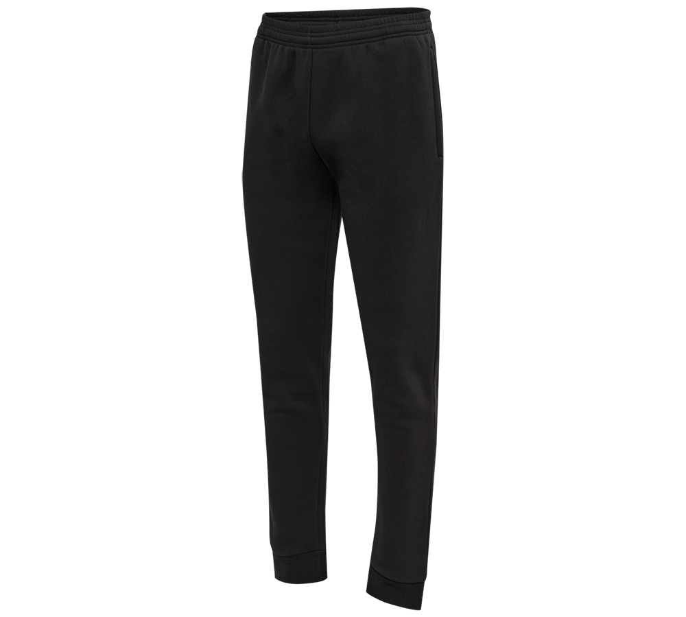 Disse sorte joggingbukser har et enkelt og funktionelt design med elastisk talje og ribmanchetter ved anklerne. Bukserne fremstår tætsiddende i et indsnævret snit, med sidelommer og en blød, fleece-lignende inderside for ekstra varme og komfort. De egner sig til både træning og afslapning, og den neutrale farve gør dem lette at kombinere med forskellige overdele.