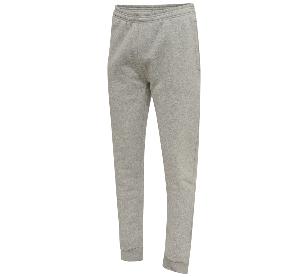 Grå sweatpants i en klassisk jogger-stil med elastisk talje og ribkanter ved anklerne. Bukserne er lavet i blødt, børstet sweatshirtmateriale med et afslappet men let tilspidset snit. To sidelommer giver praktisk opbevaring, og sømme langs benene skaber et rent udtryk. De er ideelle til afslapning derhjemme, træning eller uformelle hverdagslooks. Den lysegrå farve gør dem nemme at kombinere med andre basisting.