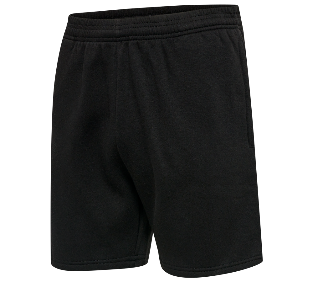 Et par klassiske sorte sweatshorts i blødt, børstet stof med elastisk talje og diskrete sidesømme. Designet er enkelt og afslappet med en lidt løs pasform, som giver komfort til hverdag, træning eller afslapning derhjemme. Korte ben og subtile stikninger ved kantene signalerer robusthed, mens den matte sorte farve gør dem lette at kombinere med både t-shirts og sweatshirts.