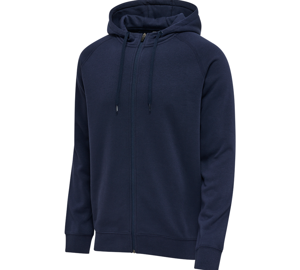 En mørkeblå, lynlåslukket hættetrøje i et enkelt og klassisk design. Den har justerbar snor i hætten, lange raglanærmer og ribkanter ved ærmer og talje. Stoffet ser blødt og let børstet ud, hvilket giver varme og komfort til hverdagens aktiviteter. Den er alsidig til afslappet brug eller lag-på-lag styling og passer både til sport og fritid.