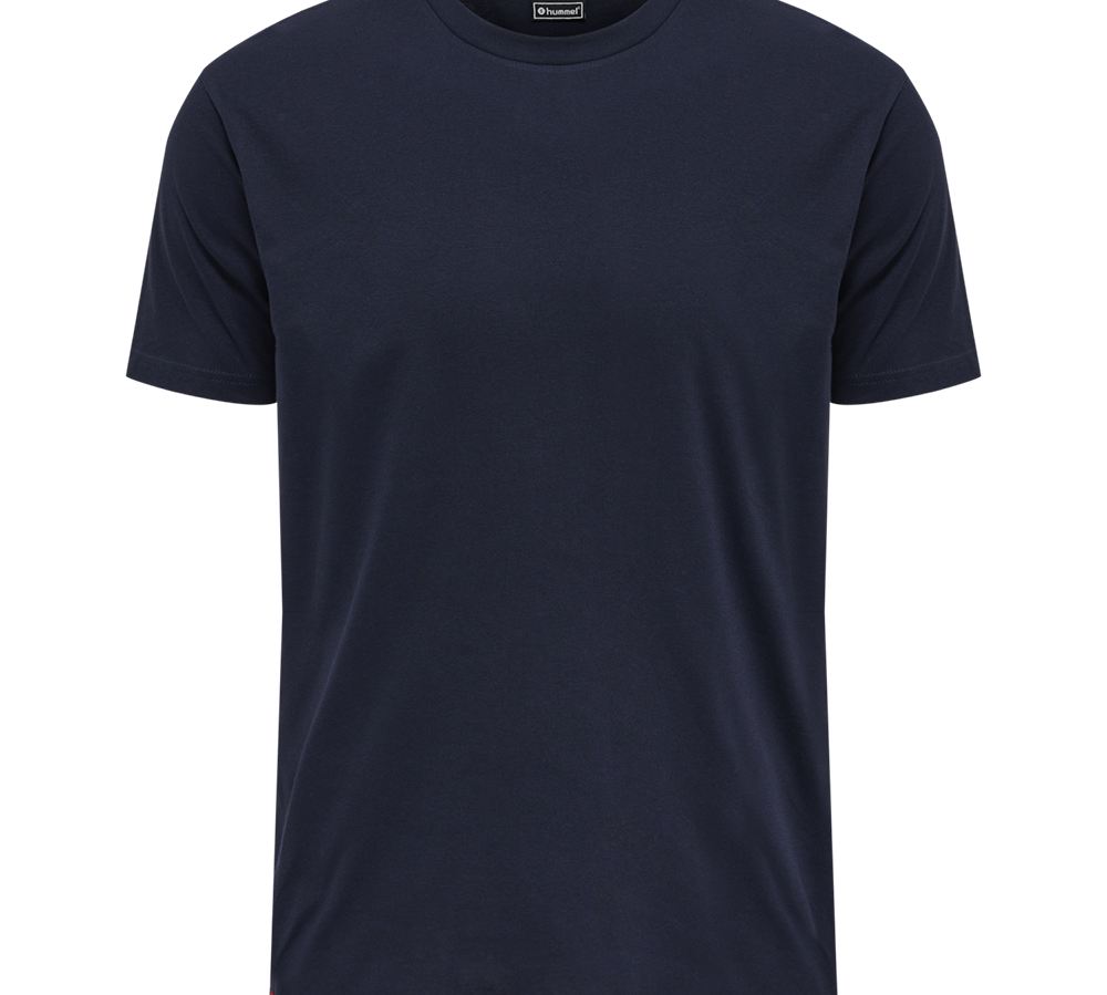 Billedet viser en enkel navyblå t-shirt i klassisk, afslappet snit. Den har rund hals, korte ærmer og et glat, uprintet forstykke uden synlige logoer foran. Stoffet ser blødt og let ud, velegnet til hverdag og lag-på-lag. Farven er mørkeblå, og tøjets finish fremstår mat og ensartet, hvilket giver et minimalistisk og tidløst udtryk.