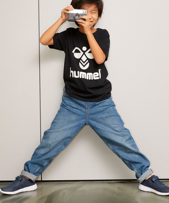 hummel-tres-tee-sort-livsstil.jpg