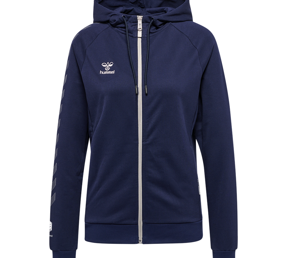 Mørkeblå hættetrøje fra Hummel med fuld lynlås og justerbar snøre i hætten. Enkel, sporty silhuet med kontrasthvid lynlås og lille Hummel-logo på brystet. Særligt kendetegn er de ikoniske vinkler langs ærmet. Trøjen har ribkant ved ærmer og talje og diskrete forlommer, der giver funktionalitet til hverdag og træning og komfort.