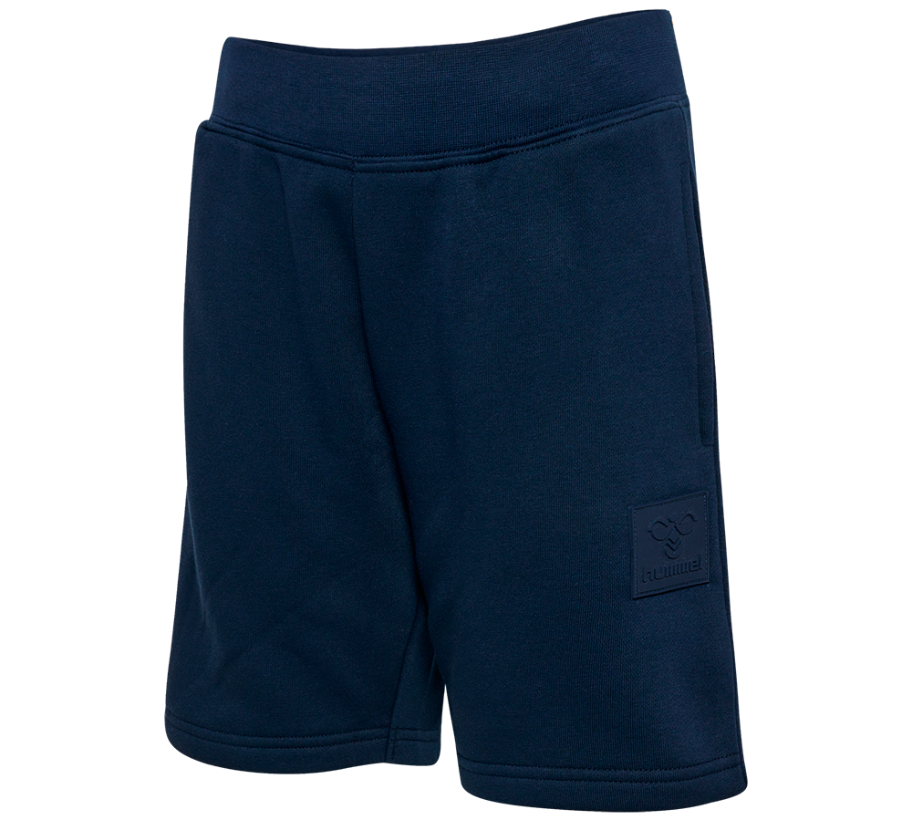 Et par mørkeblå sweatshorts i blødt, kraftigt bomuldsfleece med en bred, elastisk linning og diskrete sidelommer. Shortsene har en enkel, afslappet pasform med synlige sømme og en tone-i-tone mærkepatch på låret. Ideelle til afslapning og let træning, giver de både komfort og et minimalistisk, sporty udtryk, der passer til hverdagsbrug.
