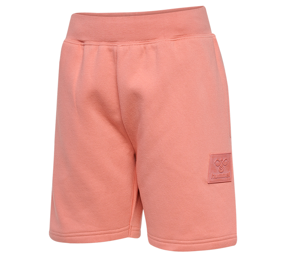 Disse lyserøde sweatshorts har et enkelt, sporty design med blød, børstet inderside og elastisk linning for komfort hele dagen. Knælange ben og afslappet pasform gør dem ideelle til både afslapning og let træning. På venstre ben sidder et diskret, tone-i-tone logo i gummi, der giver et stilrent finish. Et alsidigt valg til afslappet garderobe.