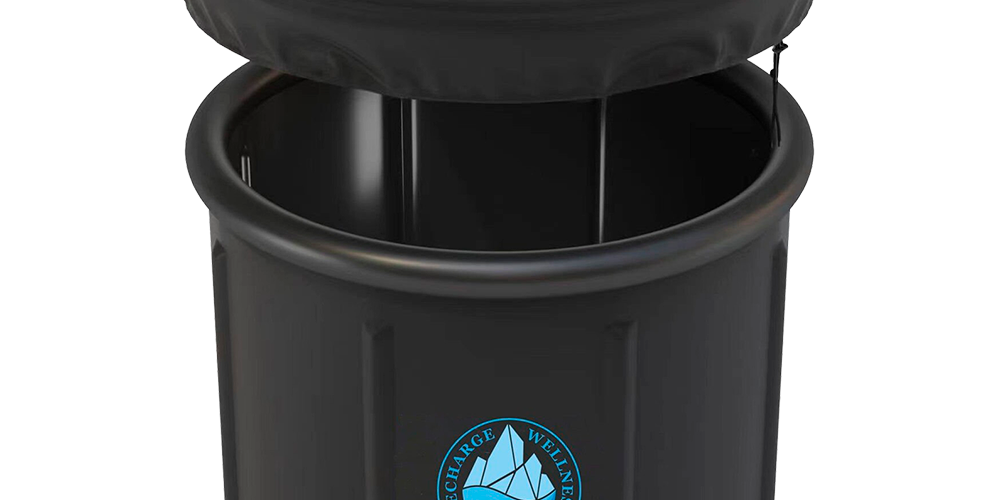 Dette sorte isbad fra NY FORM, betitlet "Isbad 75*75cm", er en kompakt løsning til forbedring af både fysisk og mental sundhed. Med dimensioner på 75x75 cm og en kapacitet på 330 liter kombineres funktionalitet med komfort. Det er fremstillet af holdbart nylon og PVC, vejer kun 3,27 kg, og er nemt at flytte og opbevare. Det medfølgende låg sikrer, at vandet forbliver rent. Ideelt til brug i hjemmet eller i sommerhuset for at styrke immunforsvaret og reducere inflammation.