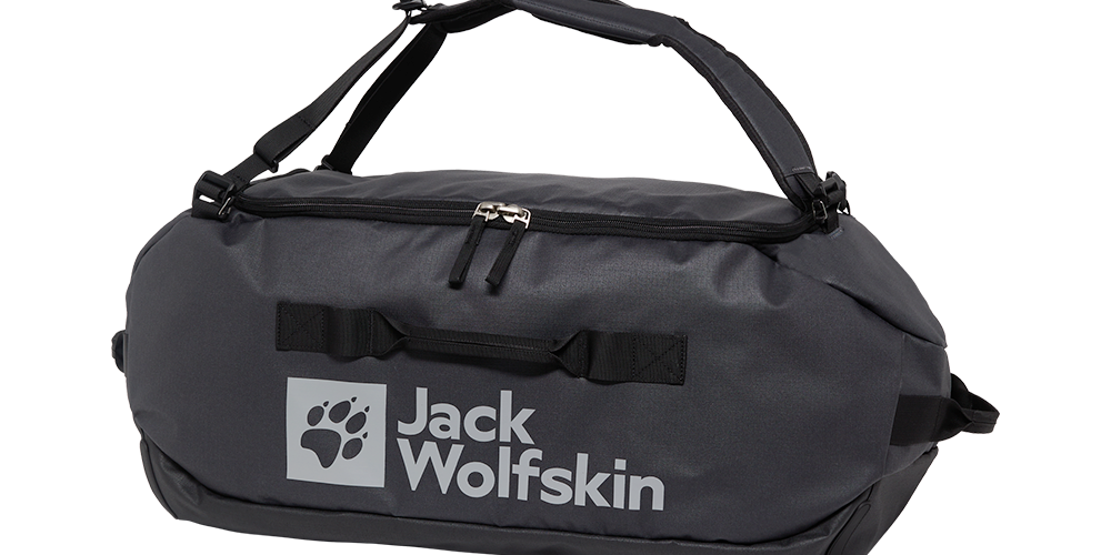 En rummelig, mørkegrå duffelbag fra Jack Wolfskin med stort, lyst logo på siden. Tasken har to robuste bærehåndtag, justerbar skulderrem og en lang lynlås over toppen for nem adgang. Materialet virker slidstærkt og vandafvisende, velegnet til weekendture, træning eller rejser. Enkel og funktionel stil med forstærkede stropper og praktiske håndtag i begge ender.