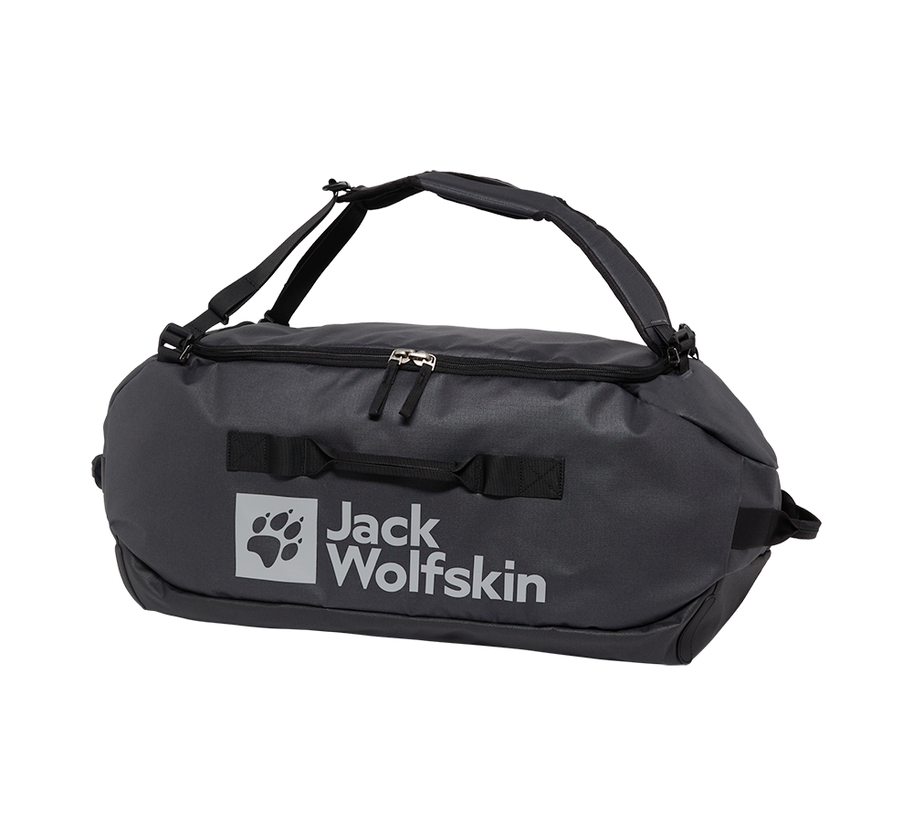 En rummelig, mørkegrå duffelbag fra Jack Wolfskin med stort, lyst logo på siden. Tasken har to robuste bærehåndtag, justerbar skulderrem og en lang lynlås over toppen for nem adgang. Materialet virker slidstærkt og vandafvisende, velegnet til weekendture, træning eller rejser. Enkel og funktionel stil med forstærkede stropper og praktiske håndtag i begge ender.