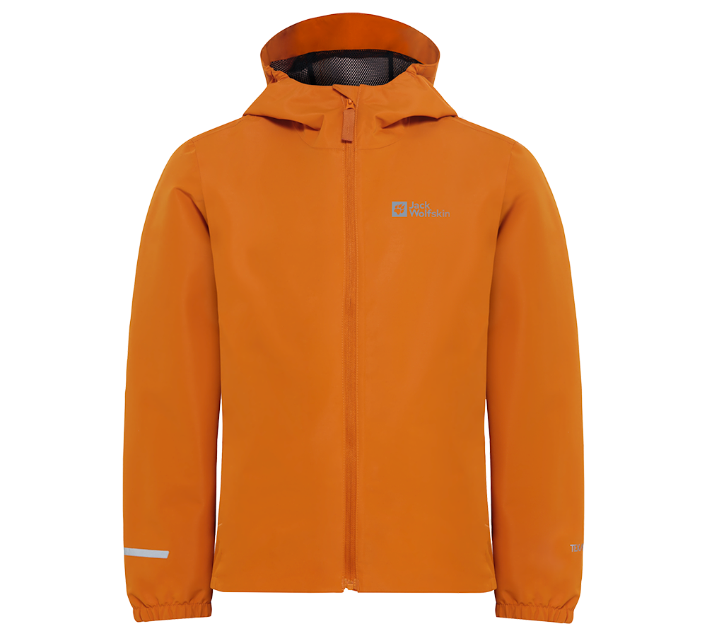 En enkel, funktionel orange regnjakke med hætte og central lynlås. Jakken har et minimalistisk snit, elastiske manchetter og en synlig mesh-foring i hætten, som antyder åndbarhed. Et diskret logo pryder brystet, og en refleksstribe på ærmet øger synligheden i mørke. Farven gør den også synlig i naturen.