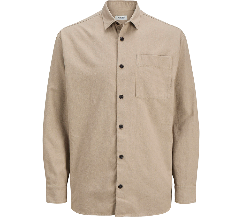 En afslappet, beige skjorte med lange ærmer og klassisk krave, udført i et blødt, flosset stof der minder om tung bomuld eller flannel. Mørke knapper foran skaber kontrast, og en enkelt brystlomme giver et praktisk element. Skjorten har et løstsiddende snit og kan bruges som overshirt eller jakke i lag-på-lag looks. Den neutrale tone gør den let at kombinere med både jeans og chinos.