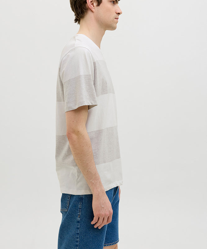 jj-rebel-pike-stripe-tee-ss-crew-neck-12273800-herre-t-shirt-sand-44180-livsstil-1.jpg
