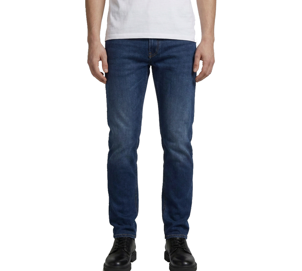 Mand i blå jeans og sorte snørestøvler på hvid baggrund.