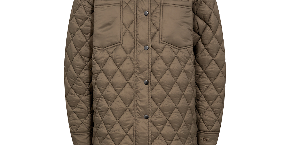 khaki tone med diamantmønster og matte trykknapper langs fronten. Jakken har skjortekrave, to store brystlommer og lange ærmer med manchetter. Den lette fyldning og de markerede quilt-sømme giver struktur og varme, mens den afrundede bund undgår kantede linjer. Stilren og funktionel jakke, der egner sig til lag-på-lag i køligt vejr.