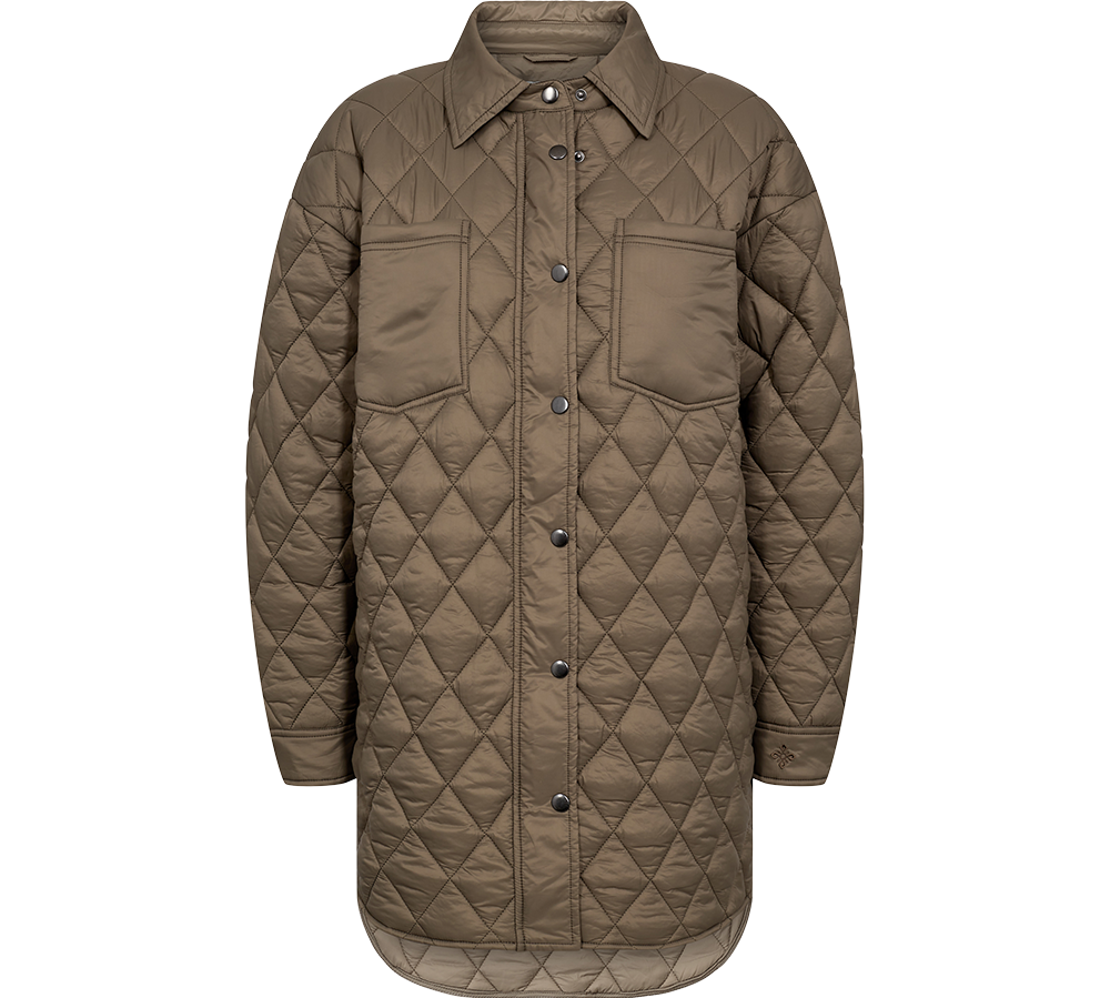 khaki tone med diamantmønster og matte trykknapper langs fronten. Jakken har skjortekrave, to store brystlommer og lange ærmer med manchetter. Den lette fyldning og de markerede quilt-sømme giver struktur og varme, mens den afrundede bund undgår kantede linjer. Stilren og funktionel jakke, der egner sig til lag-på-lag i køligt vejr.