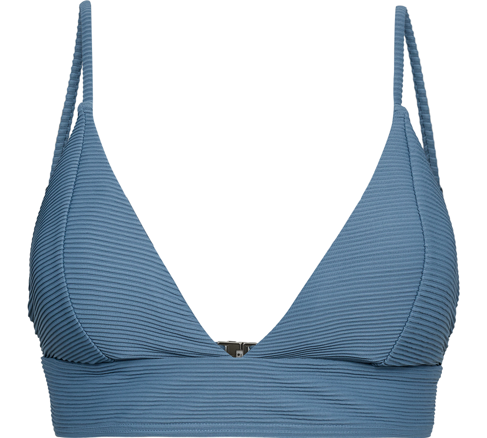 Denne lyseblå, ribstrikkede bikini-top har en enkel og moderne trekantsform med tynde justerbare skulderstropper og et bredt underbånd for ekstra støtte. Stoffets fine rillet struktur giver et sofistikeret, taktilt udtryk, mens den lille metalspænde foran sikrer en tryg lukning. Designet virker både komfortabelt og flatterende, velegnet til stranden eller som et let sommerligt lag.