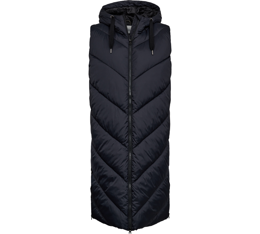 Lang, sort vatteret vest med hætte og midterstillet lynlås. Den har markante skråsyninger i chevron-mønster, der skaber et slankt og moderne look, samt brede snore ved hætten til justering. Materialet virker glat og let blankt, ideelt til kølige dage hvor man ønsker varme uden ærmer. Enkel og funktionel jakke til hverdag eller lag-på-lag styling i overgangsperioder.