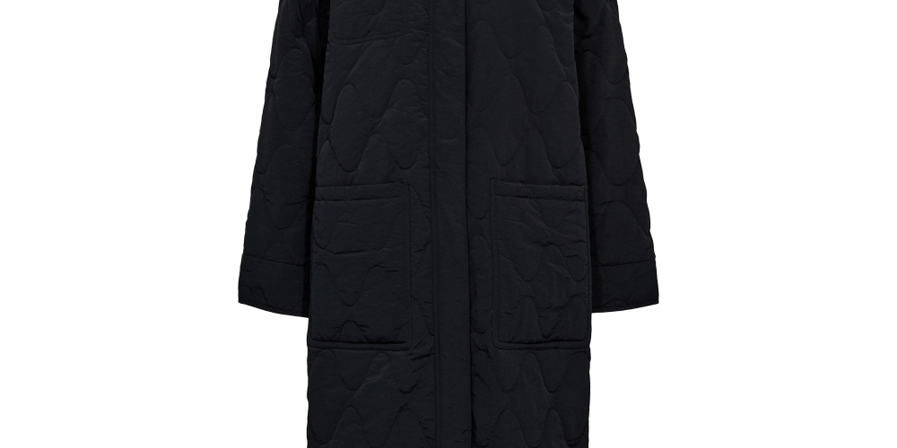 En sort, langt quiltet frakke med et blødt bølgemønstret quilt og enkel, minimalistisk silhuet. Frakken har en klassisk krave, lange ærmer og to store, synlige forlommer, der giver et praktisk udtryk. Lukningen er skjult for et strømlinet look, og materialet fremstår let polstret, varmt og behageligt. Perfekt til kølige dage, hvor man ønsker et subtilt, moderne og tidløst ydre.
