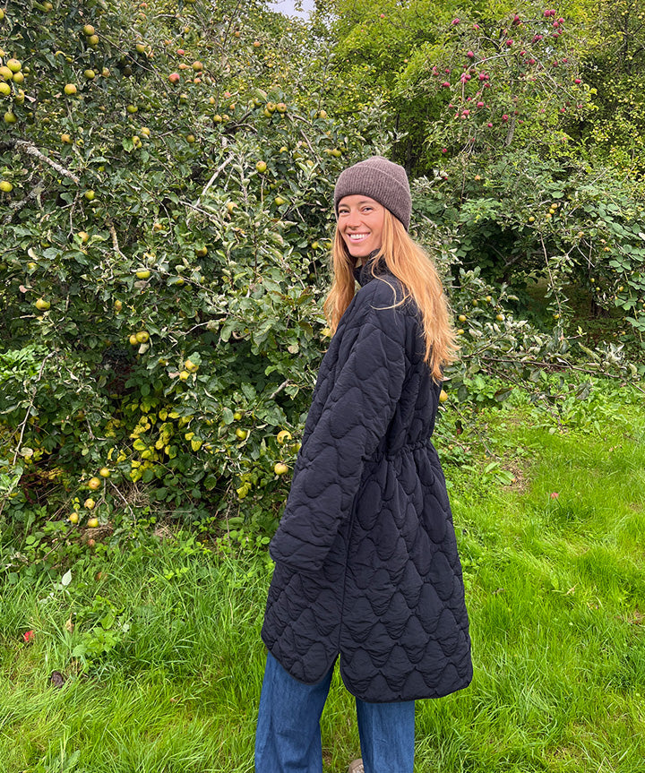 just-penny-long-quilted-jacket-livsstil-2.jpg
