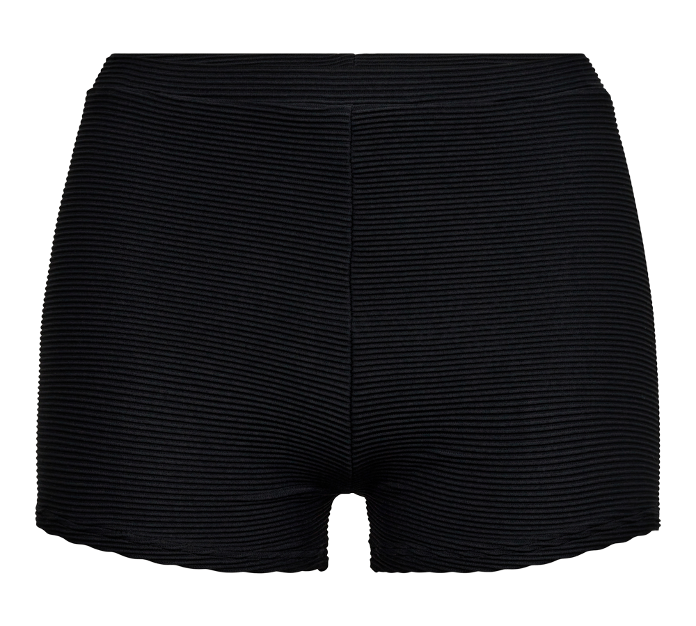Et par sorte, ribstrikkede korte shorts vises tæt på, siddende højt i taljen og formsyet omkring hofterne. Stoffet har fine vandrette riller, der giver tekstur og let stretch for en tætsiddende pasform. Midtersømmen og de diskrete, svagt bølgede kanter understreger et enkelt, minimalistisk look. Shortsene fungerer godt som baselag, trænings- eller hverdagsstykke med et rent og moderne udtryk.