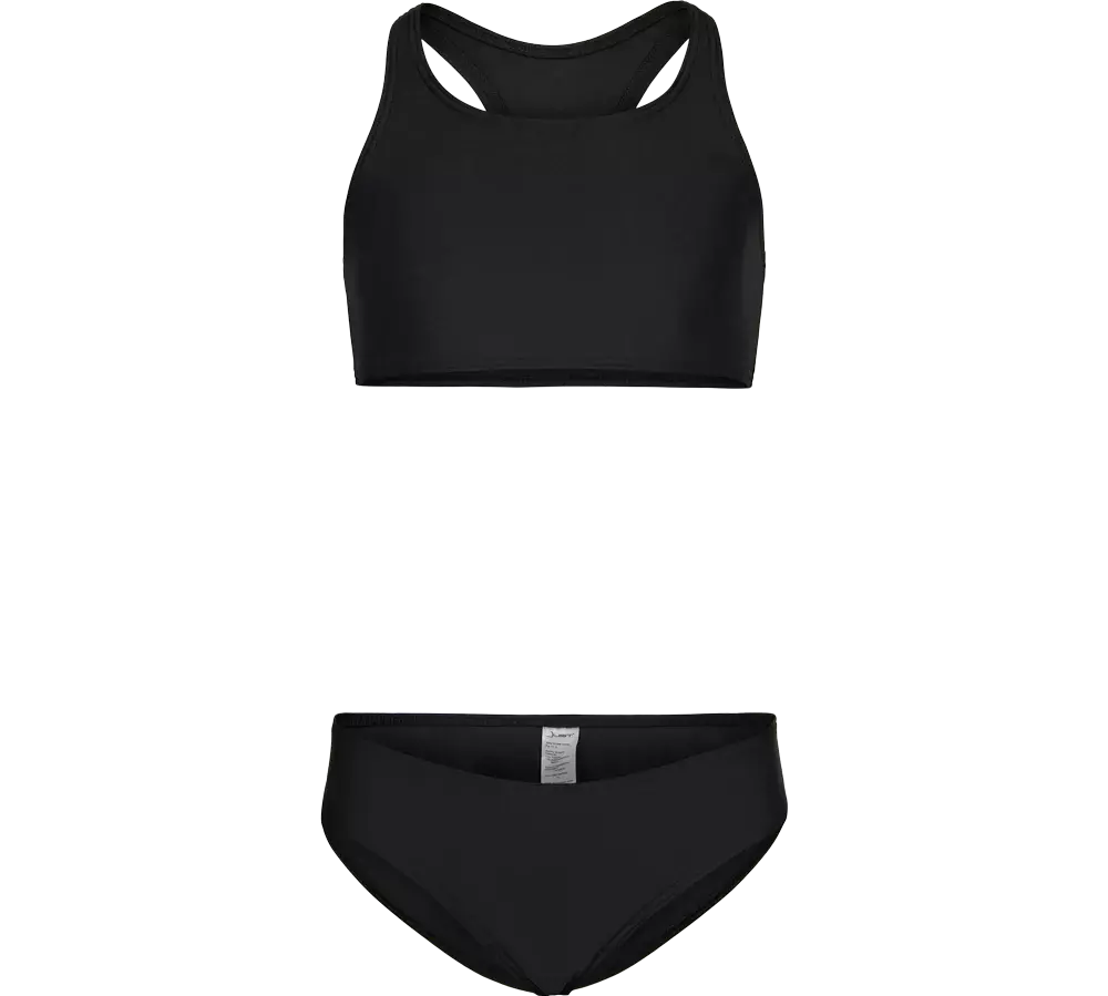 Sort bikinitop og -underdel i enkelt, sportsinspireret design. Toppen har høj udskæring og racerback, der giver god støtte og bevægelsesfrihed, mens trusserne er klassiske med moderat dækning og en diskret talje. Stoffet fremstår glat og elastisk, velegnet til både svømning og aktiv fritid. Det minimalistiske snit og ensfarvede look gør sættet let at kombinere med andre sommer- eller træningsitems.