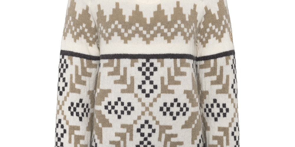 En varm, cremefarvet striktrøje med høj ribstrikket krave og kort lynlås ved halsen. Den chunky, bløde kvalitet har traditionelle nordiske, geometriske mønstre i beige og sort, opdelt af mørke striber. Lange ærmer, ribkanter ved ærmer og bund samt en løs pasform giver et komfortabelt, tidløst vinterlook, ideelt til både hverdag og udendørs aktiviteter.