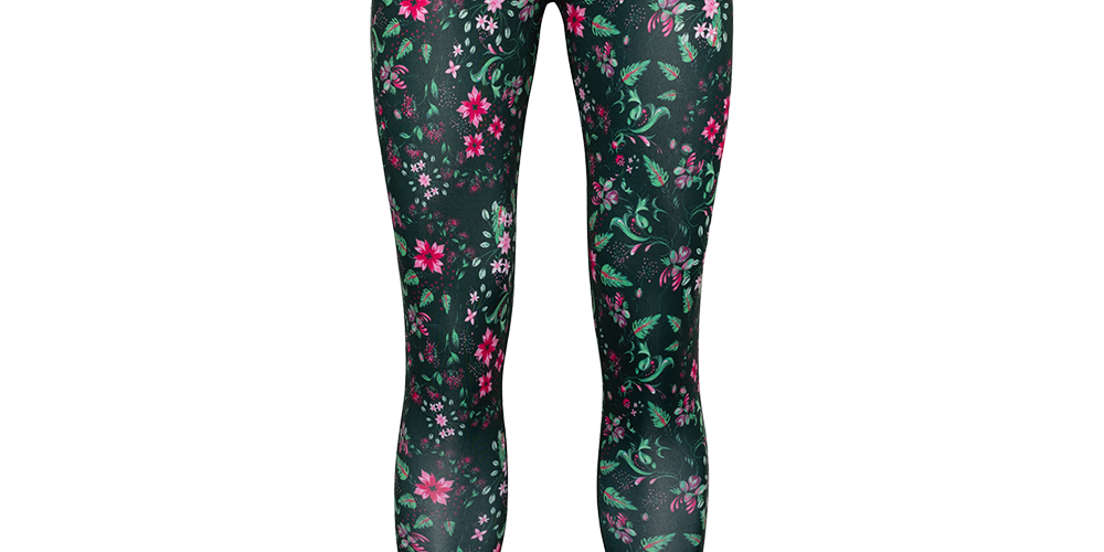 Disse tætsiddende leggings har en mørkegrøn bund med et livligt blomstermønster i nuancer af pink, lyserød og frisk grøn. Elastisk talje sikrer god pasform, mens det strækbare, bløde materiale giver komfort til både træning og hverdagsbrug. Mønstret med små blomster og slyngede blade skaber et feminint, energisk udtryk, der nemt kan styles med en neutral top eller en farverig jakke.