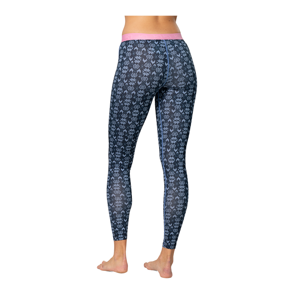 kari-traa-w-fryd-pant-622927_Roiri-dame-skiundertoej-42611-moerkeblaa-b.png