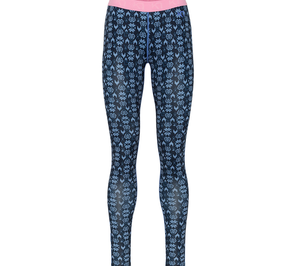 Et par tætsiddende leggings i mørkeblå med et gentaget lyseblåt blomster- og ornamentmønster, der dækker hele længden. De er lange til anklerne og har en kontrastfarvet, pastelrosa elastik i taljen, som giver et feminint touch. Materialet virker elastisk og funktionelt, ideelt som trænings- eller termounderlag. Designet fremstår slankt og anatomisk med flade syninger for komfort.