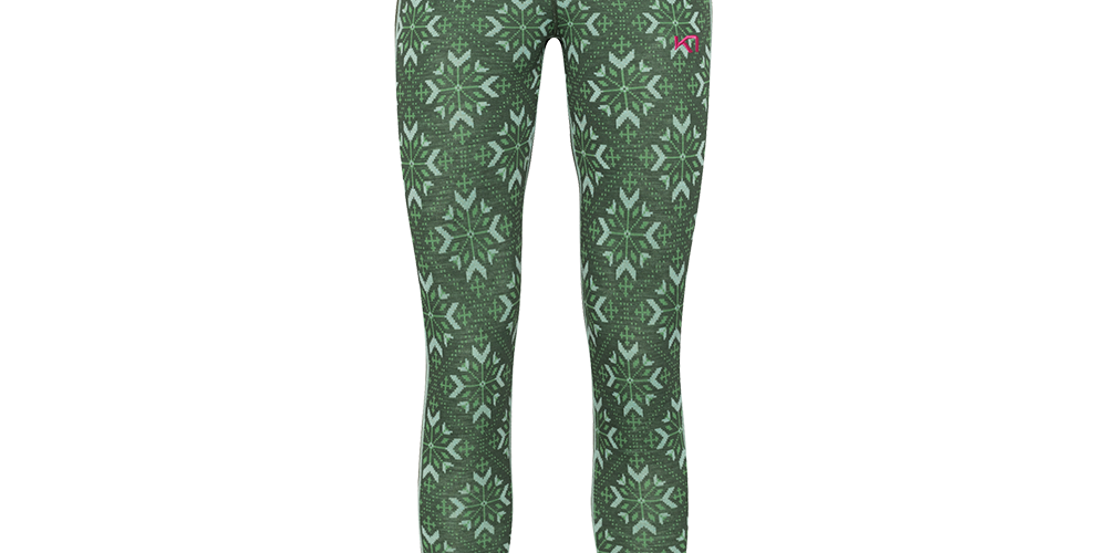 Grønne, tætsiddende leggings med høj talje og et gentaget nordisk mønster af snestjerner i lysere grøn mod en mørkegrøn bund. Materialet virker elastisk og formgivende, designet til aktivitet eller afslappet brug. Den brede taljekant giver støtte, mens en lille pink logo på låret tilføjer kontrast. Perfekte til træning, yoga eller som lag-på-lag under vintertøj.